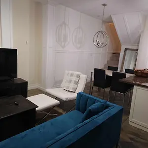 Downtown Deluxe: Stylish 2bd2ba Townhouse , Vancouver Canada